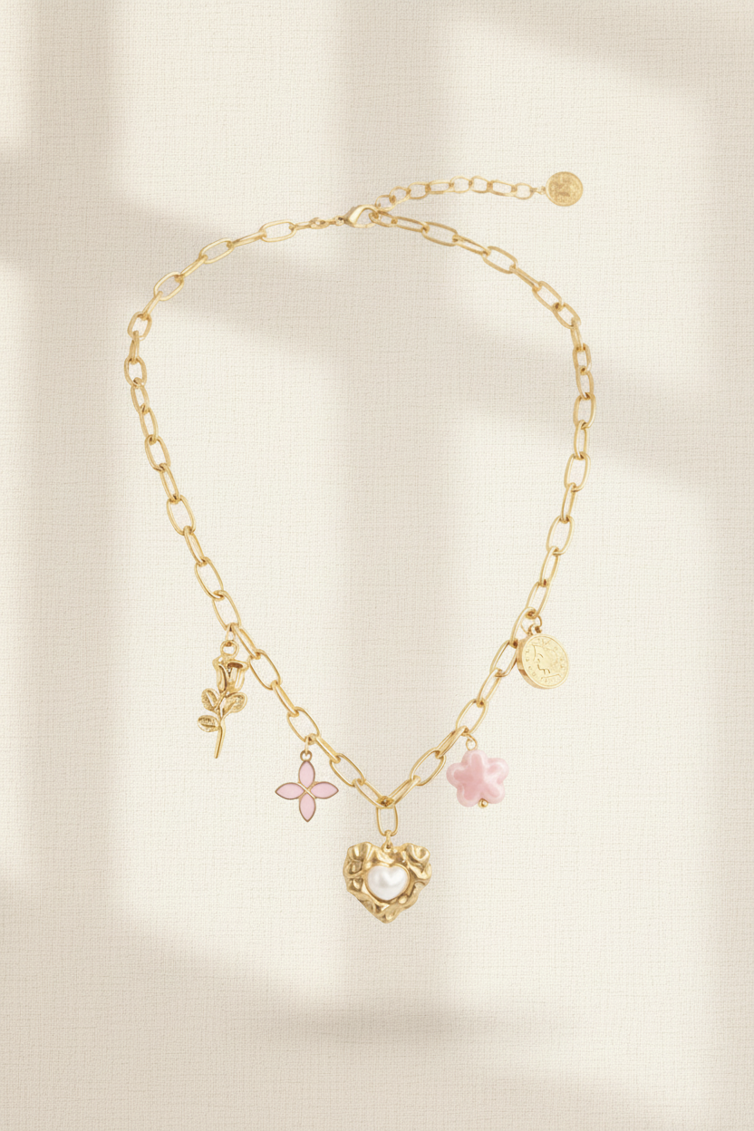 Collier charms Safaa Paris - fond blanc lin