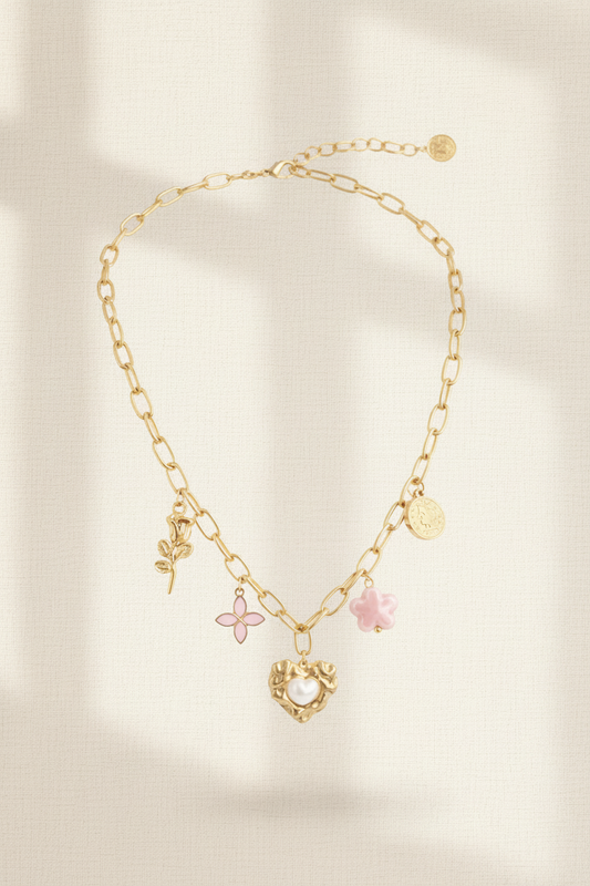 Collier charms Safaa Paris - fond blanc lin