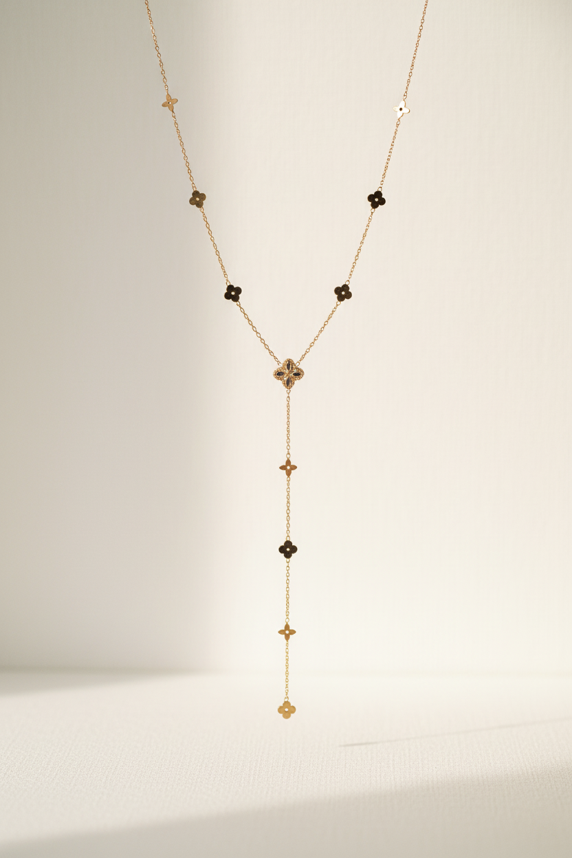 Collier lariat trèfles Safaa Paris - fond lin blanc