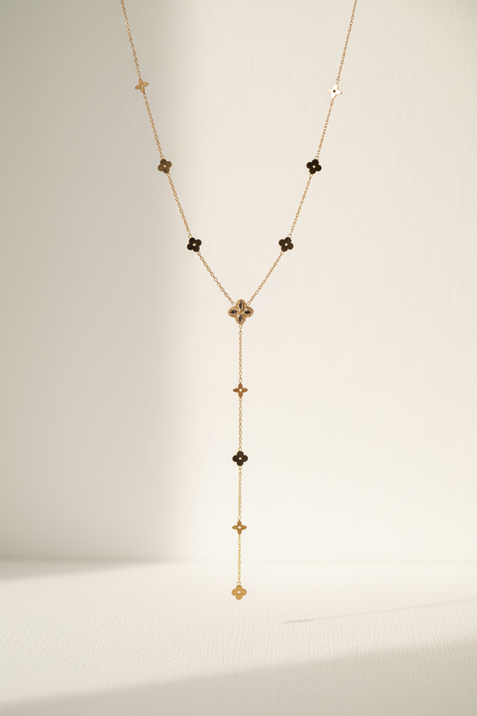 Collier lariat trèfles Safaa Paris - fond lin blanc