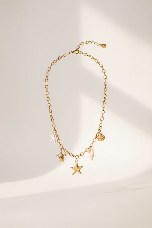 Collier marin charms Safaa Paris - fond lin blanc