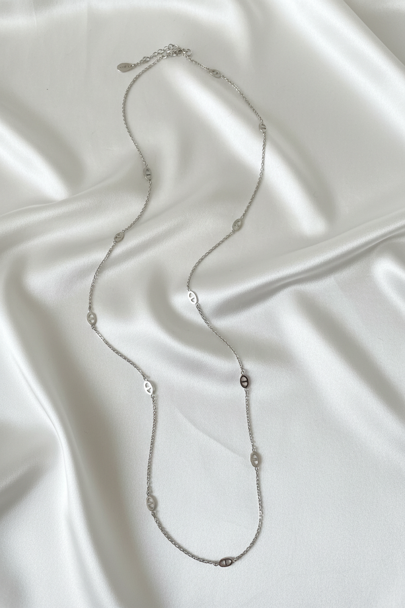 Sautoir argent sur satin blanc